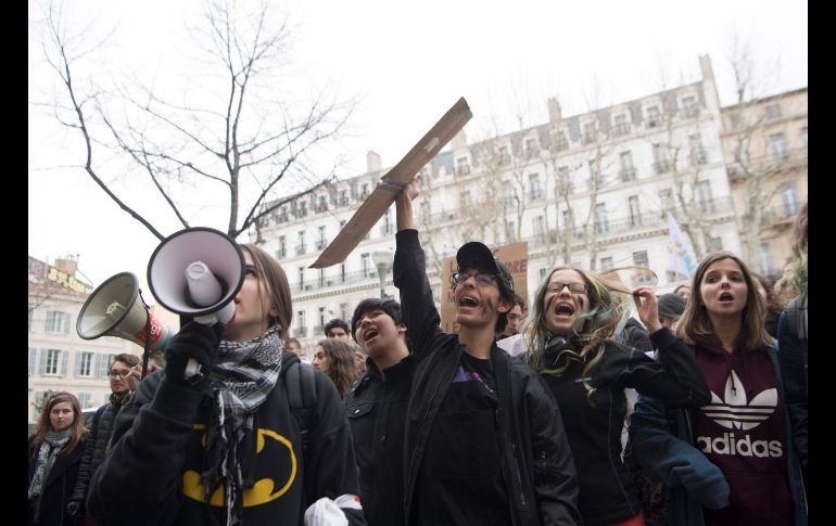 Estudiantes de preparatoria protestan en Marsella, Francia, contra una iniciativa de reformar el programa de preparatoria francés. AFP/B. Langlois