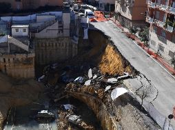 Socavón gigante en Roma se traga vehículos