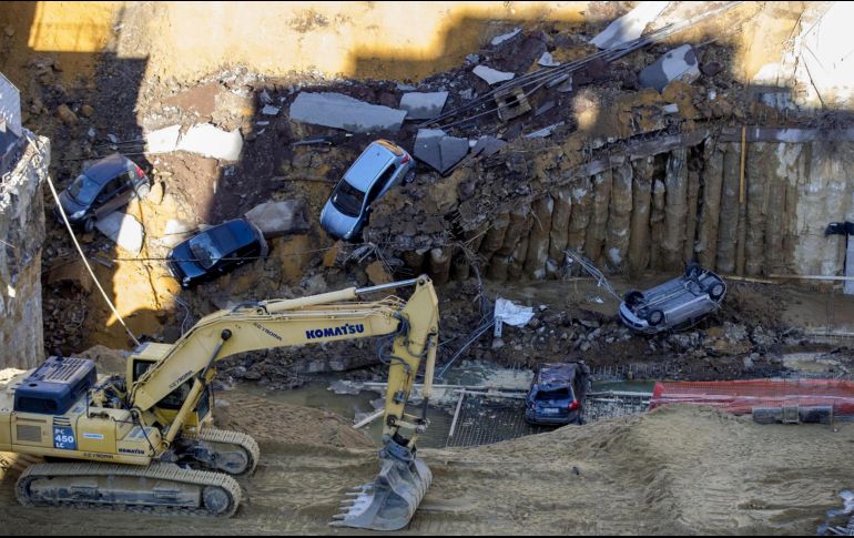 Una máquina excavadora trabaja este en la zona del socavón. EFE/M. Percossi