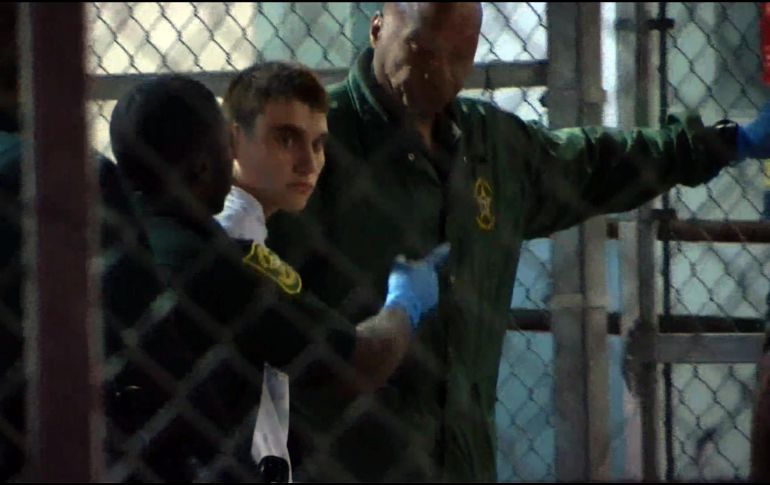 Nikolas Cruz, el sospechoso del tiroteo de ayer en una escuela, es trasladado en la cárcel de la ciudad estadounidense de Fort Lauderdale, Florida. El joven de 19 años está acusado de 17 asesinatos con premeditación. AFP/AFP TV/M. Gutierrez