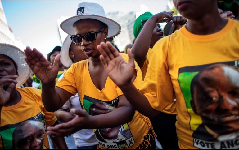 Simpatizantes del nuevo presidente de Sudáfrica, Cyril Ramaphosa, bailan en Ciudad del Cabo, Sudáfrica. Ramaphosa asumió hoy el cargo en sustitución Jacob Zuma, que dimitió anoche. AFP/G. Guercia