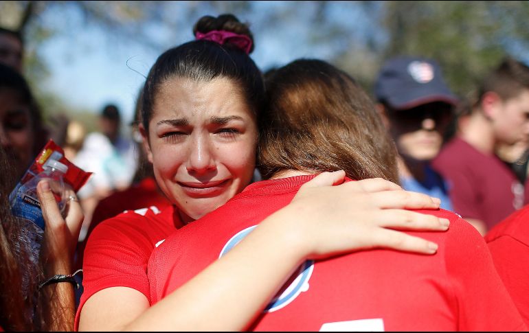Una estudiante reacciona ante la muerte de una amiga, durante una vigilia por las víctimas del tiroteo en la preparatoria Marjory Stoneman Douglas en Parkland. AP/B. Anderson