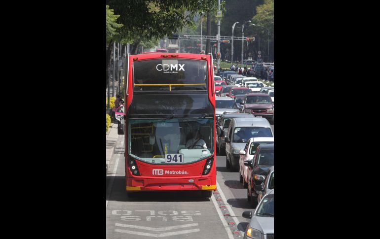 Uno de los 90 autobuses doble piso del Metrobús Reforma Línea 7, que correrá por Paseo de la Reforma y Calzada de los Misterios, realiza sus primeras pruebas de recorrido en Ciudad de México. EFE/M. Guzmán