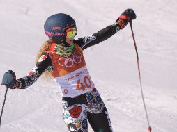 Sarah Schleper. Luciendo un vistoso atuendo con motivos del Día de Muertos, la esquiadora mexicana compitió ayer en el slalom gigante femenil. AFP/M. Bernetti