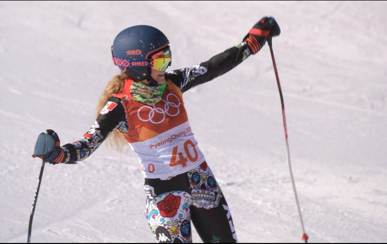 Sarah Schleper. Luciendo un vistoso atuendo con motivos del Día de Muertos, la esquiadora mexicana compitió ayer en el slalom gigante femenil. AFP/M. Bernetti