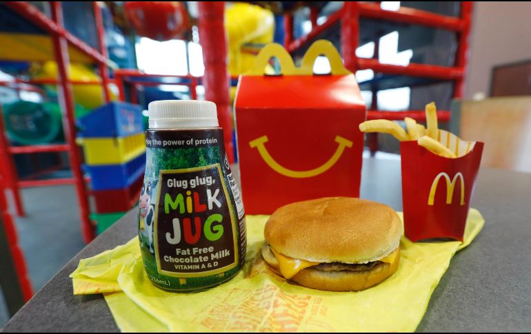 La compañía retirará del paquete las hamburguesas con queso, además e incluir agua y reducir el azúcar de su leche con chocolate. AP/R. Solís