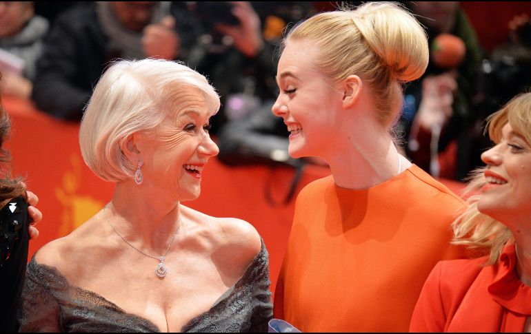 Helen Mirren y Elle Fanning. Las actrices, felices en la gala de apertura de la Berlinale. EFE/P. Guelland