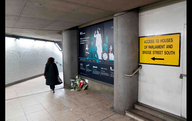 Esta semana un hombre en situación de calle murió en un pasaje del metro de Londres que dirige al Parlamento. Los peatones dejaron una pequeña ofrenda floral en el sitio donde fue encontrado sin vida. AFP / J. TALLIS