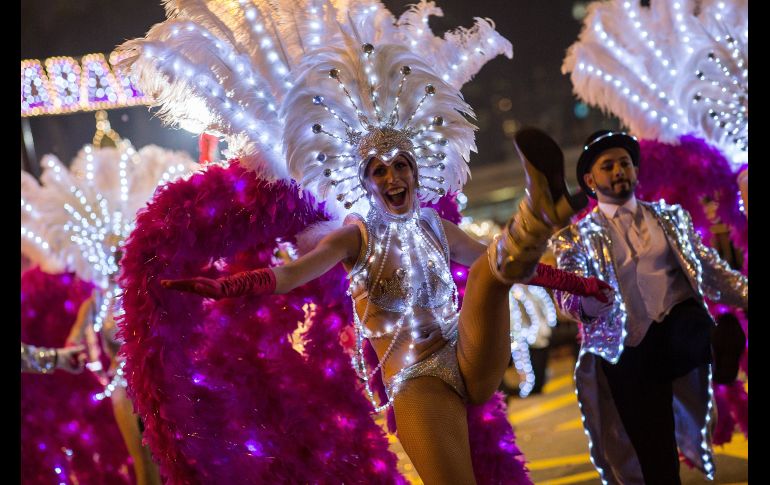 Mujeres disfrazadas como bailarinas de cabaret desfilan durante la fiesta de Año Nuevo, en Hong Kong, China. EFE / J. Favre