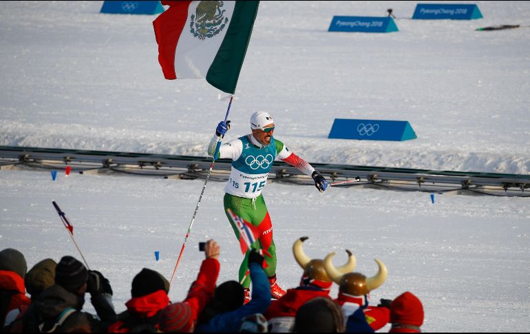 Madrazo entró en meta con la bandera mexicana en reconocimiento a su país por haberle elegido como abanderado de la delegación en los Juegos. AFP / O. Andersen