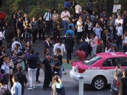 Personas desalojaron un centro comercial en la Ciudad de México tras el temblor presentado la tarde de este viernes.  EFE / S. Gutiérrez