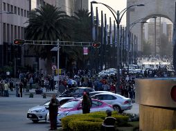 Personas evacuadas y peatones en el centro de la Ciudad de México. SUN / ESPECIAL