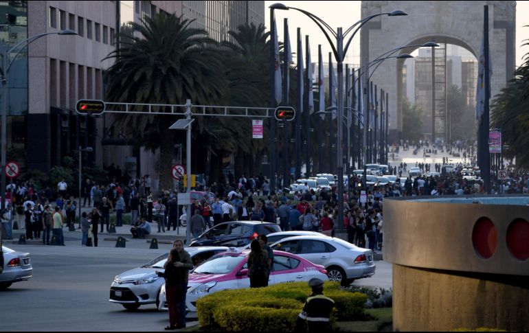 Personas evacuadas y peatones en el centro de la Ciudad de México. SUN / ESPECIAL