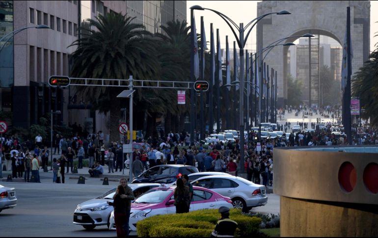 En imagen, aspectos de personas evacuadas y peatones en el Centro de la Ciudad de México. SUN
