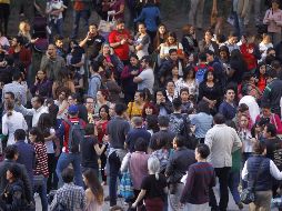 Pobladores desalojados en calles de la Ciudad de México. EFE / S. Gutiérrez