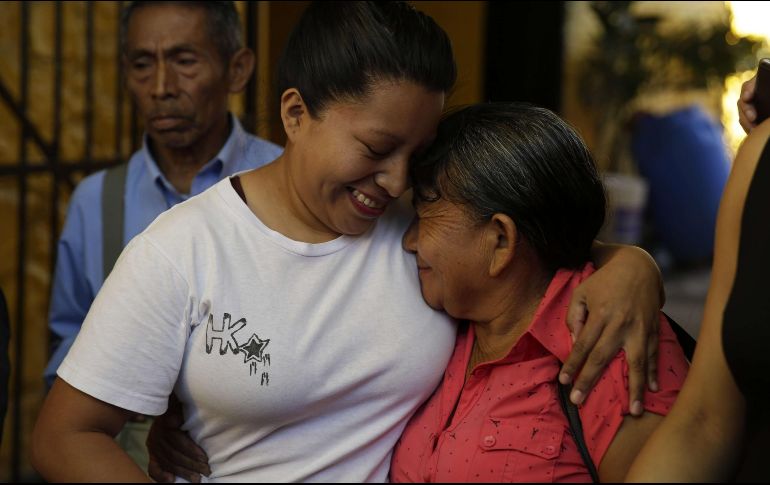 Teodora abandonó el Centro de Readaptación de Mujeres donde la esperaban con vítores y abrazos su familia. EFE /R. Sura