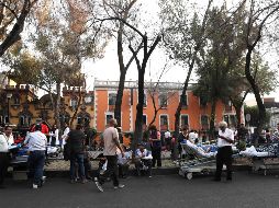 Pacientes evacuados del hospital Álvaro Obregón en la colonia Roma de la CDMX. SUN / V. Rosas