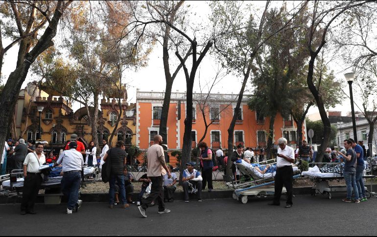 Pacientes evacuados del hospital Álvaro Obregón en la colonia Roma de la CDMX. SUN / V. Rosas