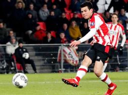 El mexicano fue expulsado al dar un manotazo a un defensa rival. TWITTER/@PSV