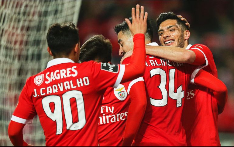 Jiménez (D) anota el gol que cierra la cuenta del Benfica, al minuto 90. EFE/M. Cruz