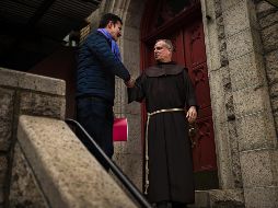 Scicluna (izq), llega a Chile el lunes para continuar tomando testimonios. Es considerado uno de los mayores expertos en crímenes sexuales de la Iglesia. AP / A. Kudacki