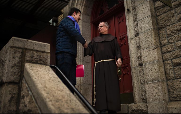 Scicluna (izq), llega a Chile el lunes para continuar tomando testimonios. Es considerado uno de los mayores expertos en crímenes sexuales de la Iglesia. AP / A. Kudacki