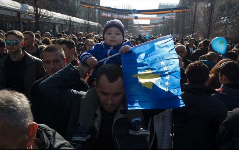 Miles de personas caminan por la principal zona de Pristina para formar parte de los festejos. AP/V. Kryeziu