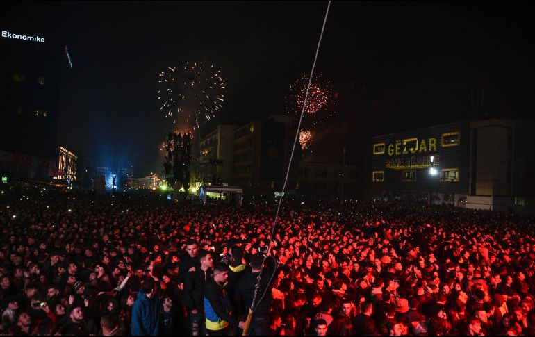 Cientos acuden al concierto de Rita Ora, oriunda de Pristina. EFE/A. Cukic