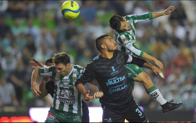 Acción del partido entre León y Gallos Blancos en el estadio Nou Camp. MEXSPORT/I. Ortiz