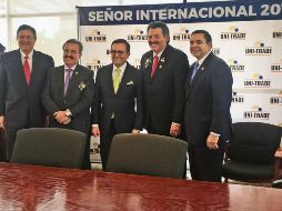 Reconocido. Ildefonso Guajardo (centro), fue designado Señor Internacional y recibió las llaves de la Ciudad de Laredo. NTX