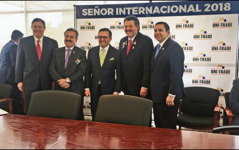 Reconocido. Ildefonso Guajardo (centro), fue designado Señor Internacional y recibió las llaves de la Ciudad de Laredo. NTX