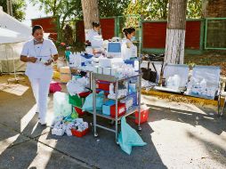 Cuidados. Un puesto de socorro improvisado en Santiago Jamiltepec, para atender crisis por el sismo de 7.2 grados del viernes. AFP