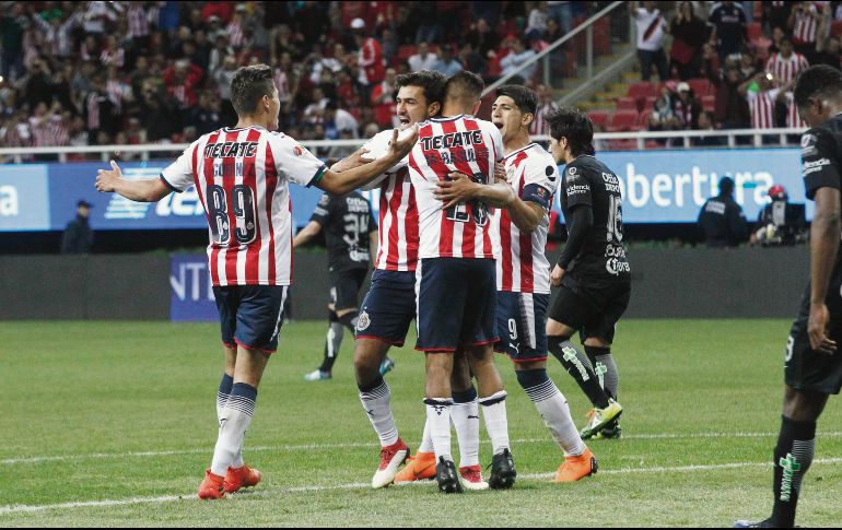 Oswaldo Alanís marcó con autoridad la pena máxima con la que el Guadalajara rescató el empate anoche en su estadio frente al Pachuca. EL INFORMADOR/M. Vargas