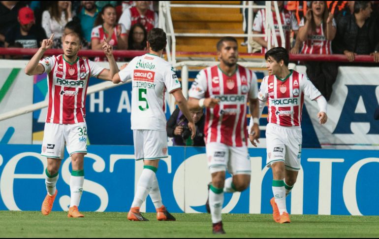 Carlos González (#32) sorprendió a los Rayados y anotó goles que abrieron y cerraron el marcador a favor de Necaxa. MEXSPORT