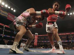 Arely “Ametralladora” Muciño (der.) conectó de manera contundente sobre la humanidad de Monserrat Alarcón, lo cual fue apreciado por los jueces que le dieron la victoria. EL INFORMADOR/F. Atilano