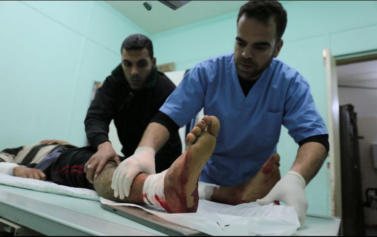 Fuerzas israelíes bombardearon desde un tanque a un grupo de seis personas al este de Rafah, provocando heridas críticas a dos de ellas. AFP/S. Khatib