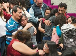 Actividad. Como parte de la dinámica, padres e hijos reflexionaron sobre las emociones y concluyeron con un abrazo. ESPECIAL