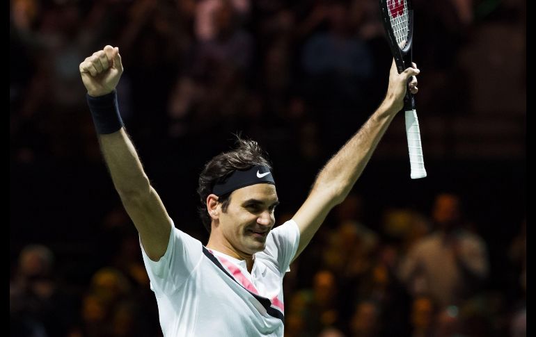 El tenista suizo Roger Federer festeja su triunfo en la final del torneo ABN AMRO en Rotterdam, Holanda. AFP/ANP/K. Suyk