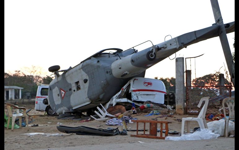La aeronave se desplomó sobre un grupo de personas que pasaban la noche en campo abierto después del sismo. AFP/P. Castellanos