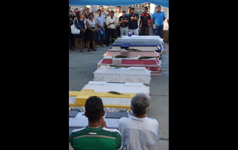 Familiares y amigos de las víctimas realizan los funerales. SUN/E. Hernández