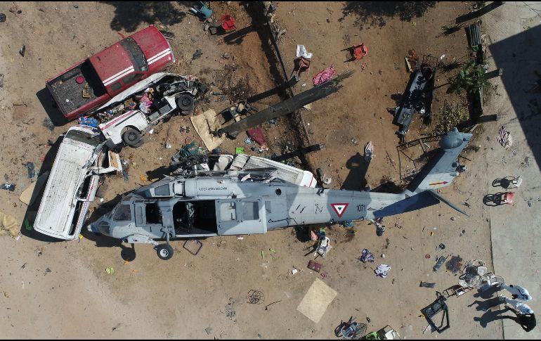 Vista aérea del helicóptero militar que se desplomó ayer en Santiago Jamiltepec, Oaxaca. AFP/M. Vázquez