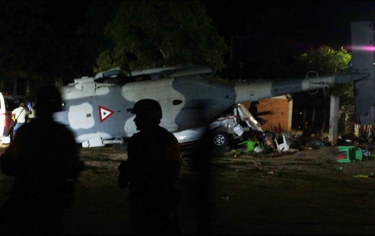 El helicóptero volcó la noche del viernes mientras intentaba aterrizar. A bordo viajaban el secretario de Gobernación, Alfonso Navarrete, y el gobernador de Oaxaca, Alejandro Murat, quienes no sufrieron lesiones graves.
