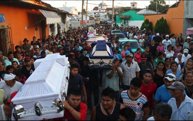 La procesión funeraria se dirige al pantéon en Santiago Jamiltepec. El secretario de Defensa, Salvador Cienfuegos, dijo que la secretaría de la Defensa 