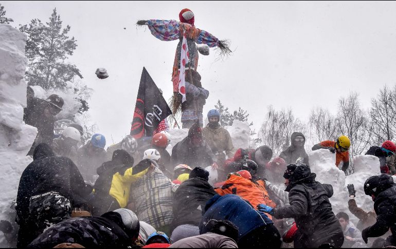 Hombres se arrojan bolas de nieve como parte de Maslenitsa, una festividad tradicional, en  Electrougli, cerca de la capital rusa. AFP/V. Maximov