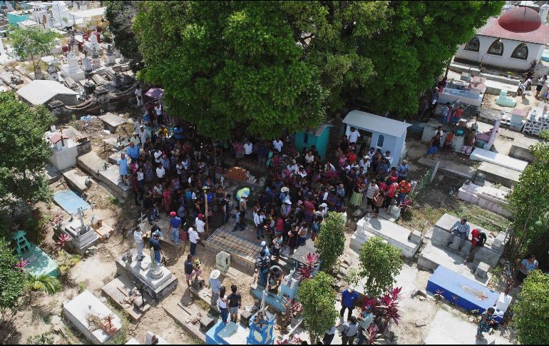 Vista aérea del panteón en Santiago Jamiltepec, Oaxaca, durante el funeral de una de las 13 personas fallecidas el viernes, cuando un helicóptero oficial se desplomó durante el aterrizaje. AFP/M. Vázquez