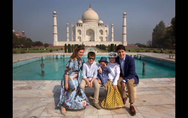 El primer ministro de Canadá,  Justin Trudeau, posa con su esposa Sophie y los hijos de ambos frente al Taj Mahal en Agra, India. Trudeau realiza una visita ofical de una semana al país asiático. AP/M. Swarup
