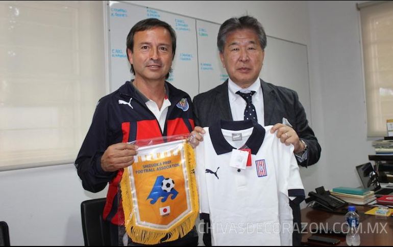 El dirigente de futbol nipón Shoji Takeyama presentó los detalles del certame a los directivos de Chivas. INTERNET/www.chivasdecorazon.com.mx