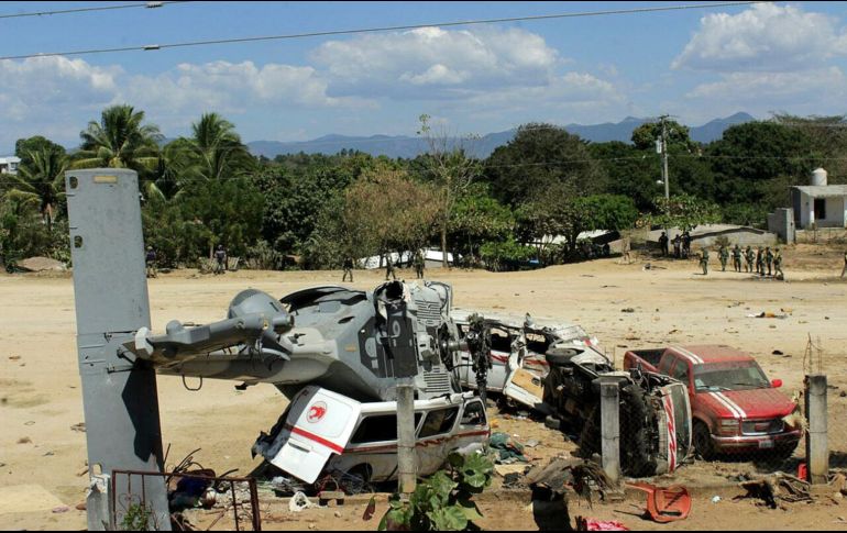 Asimismo, se informó que 16 personas resultaron lesionadas tras la caída de un helicóptero de la Sedena. EFE / C. Torres