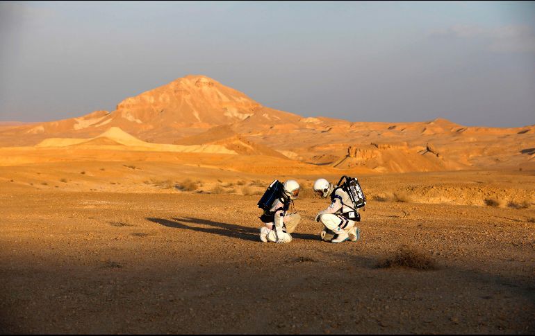 Investigadores israelíes participan en el proyecto D-MARS, que simula las condiciones de vida de Marte, en Mitzpe Ramon, Israel. AFP/M. Kahana
