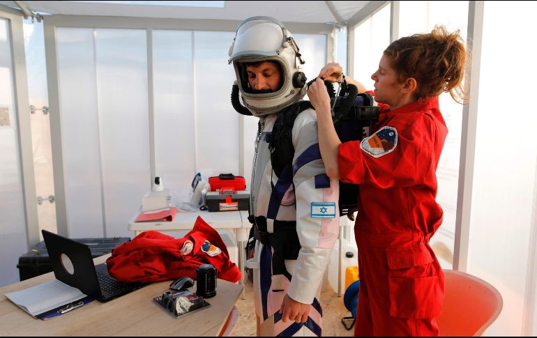 Astronautas análogos (que no viajan al espacio) realizan una serie de experimentos científicos en un área aislada en el desierto Negev. AFP/M. Kahana